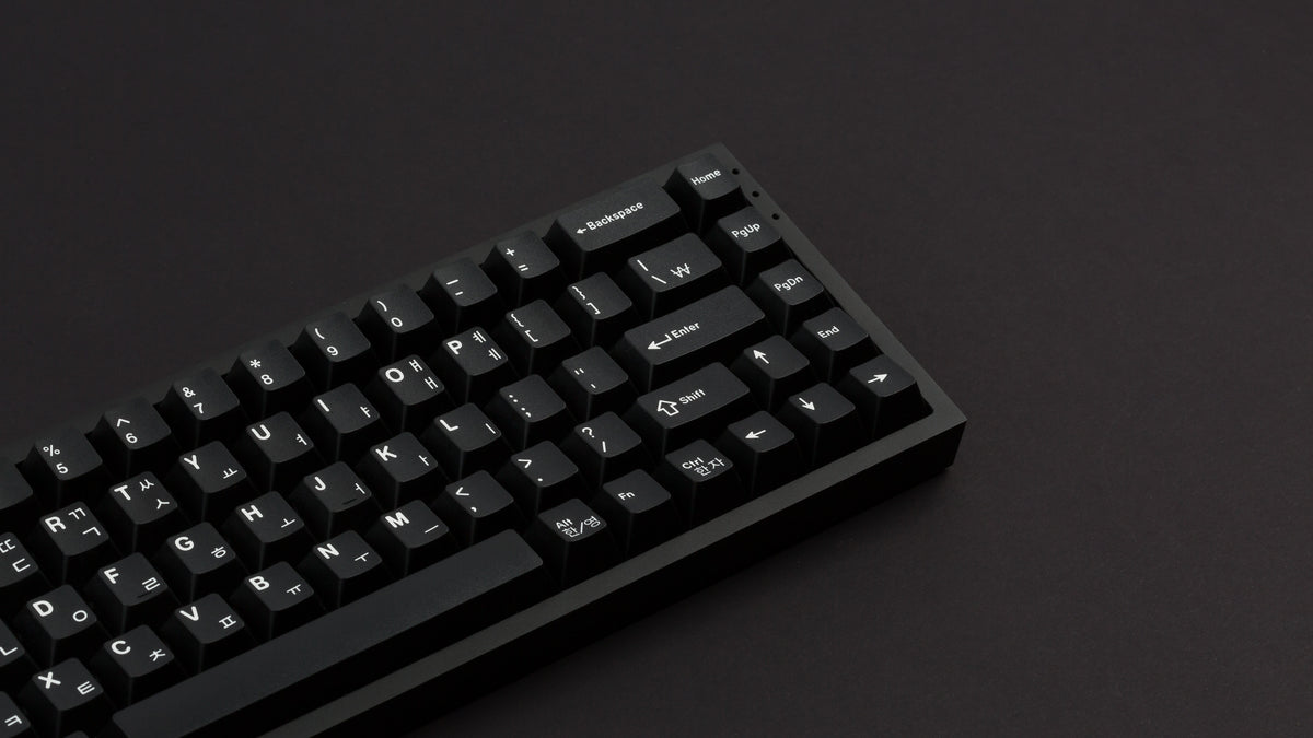  GMK CYL Hangul WoB on a black keyboard zoomed in on right 
