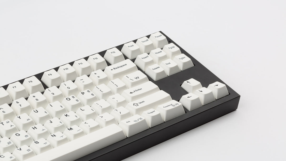  GMK CYL Hangul BoW on a black NK87 angled zoomed in on right 