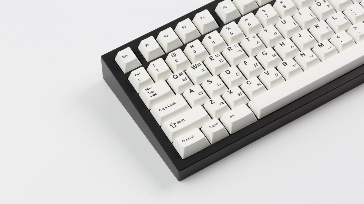  GMK CYL Hangul BoW on a black NK87 angled zoomed in on left 