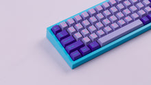 Load image into Gallery viewer, GMK CYL Vaporwave hiragana on a blue NK65 zoomed in on left