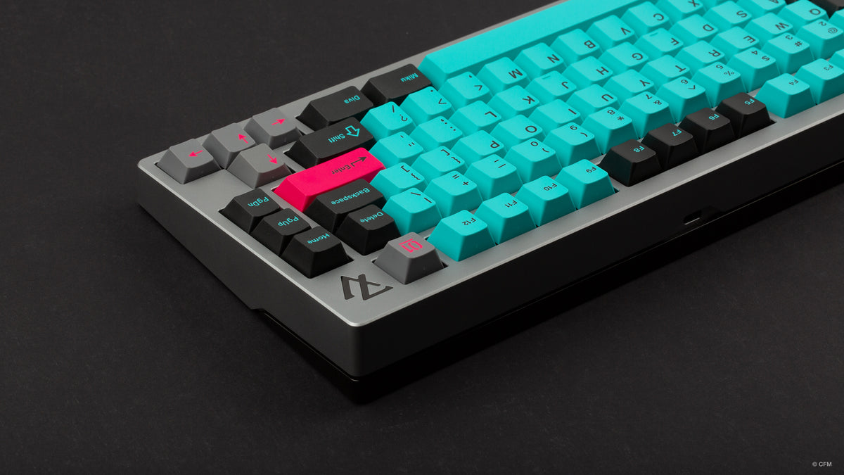  GMK CYL Hatsune Miku on a silver 7V back view close up on right side 