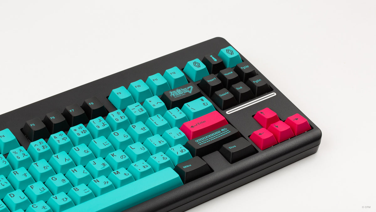  GMK CYL Hatsune Miku on a black CLASSIC-TKL close up on right side 