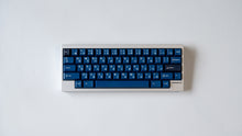 Load image into Gallery viewer, silver lily featuring striker keycaps