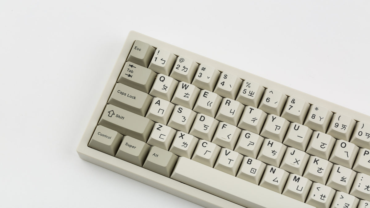  GMK CYL Classic Retro Zhuyin on a beige NK65 zoomed in on left 