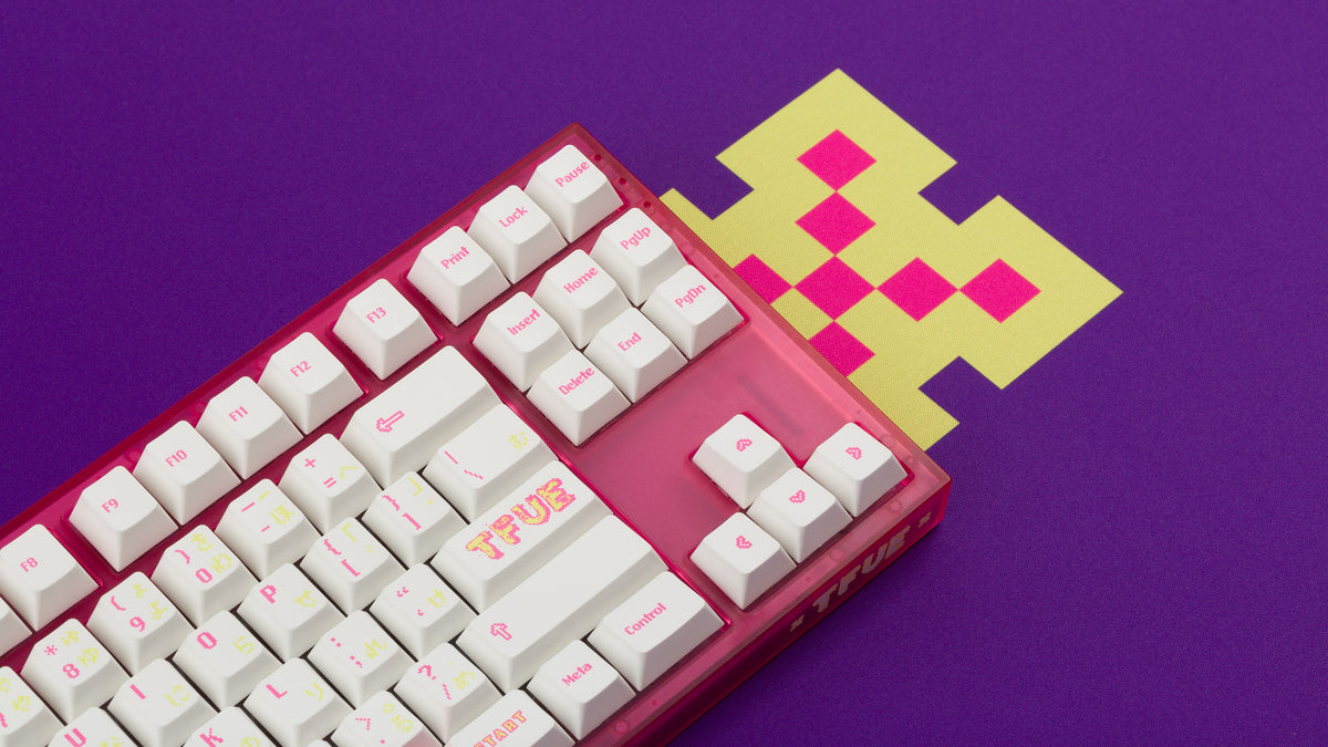  pink tfue themed keyboard with tfue keycaps close up of right side on tfue purple deskpad 